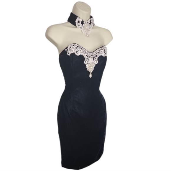 Scott McClintock Dresses & Skirts - Scott McClintock Dress Vintage Velvet Faux Pearl And Lace Choker Black Size 4